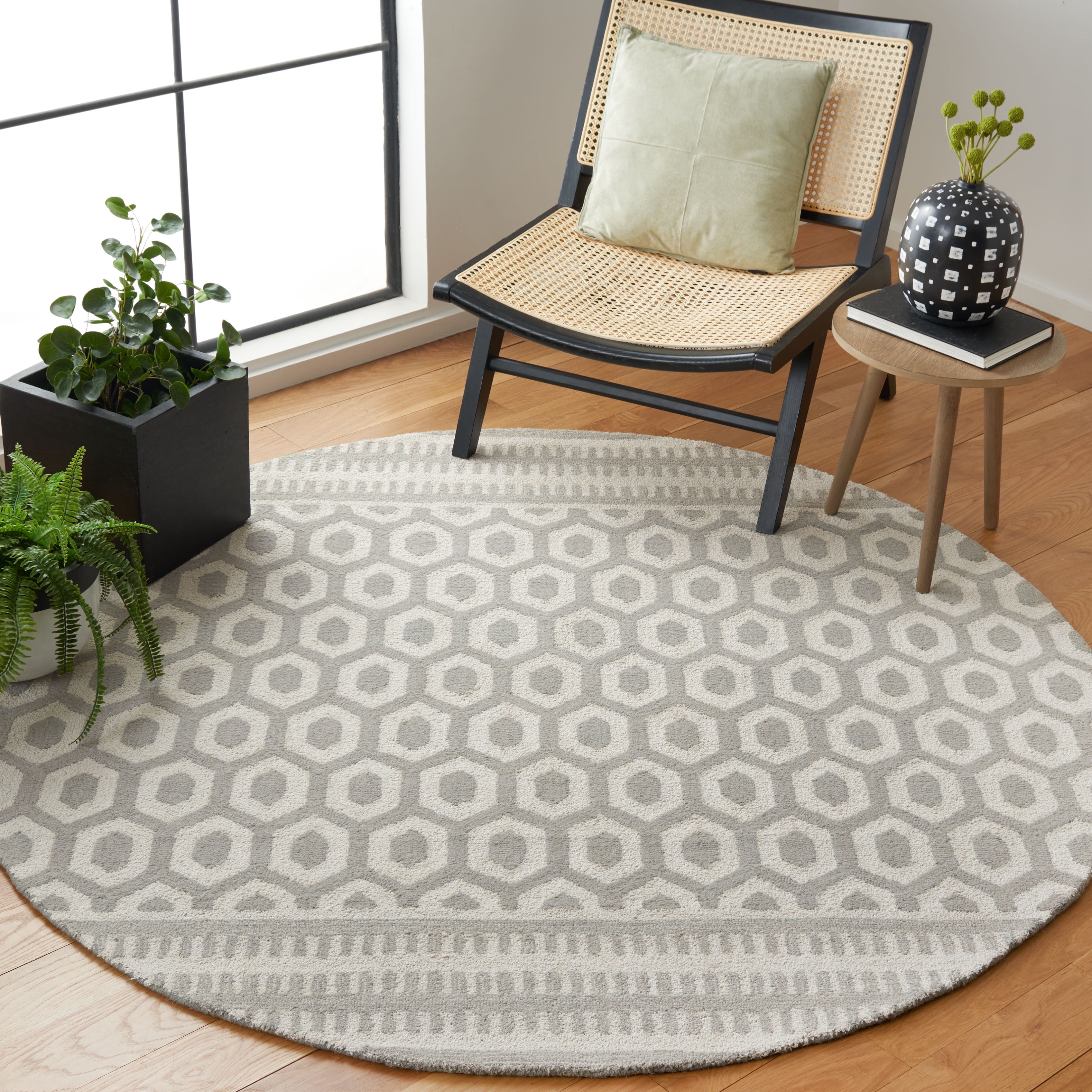 SAFAVIEH Capri Alfreda Geometric Area Rug, Ivory/Grey, 6' x 6' Round