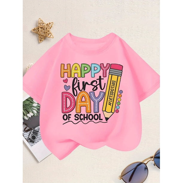 Camiseta gráfica para niña "Feliz primer día de clases" - Cuello redondo informal, algodón, diseño divertido de lápiz y corazón, perfecta para eventos escolares de verano y uniformes escolares | Ajus