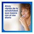 thumbnail image 4 of Pasta de dientes para sensibilidad Sensodyne Whitening  Anti-Sarro sabor menta de 90g, 4 of 7