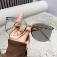 thumbnail image 4 of Lunettes de Lecture Photochromiques pour Femmes Unisexes Rétro Lunettes de Soleil Changeant de Couleur Mode Il de Chat Presbytie Persistante Gris (normal) 4.0, 4 of 6