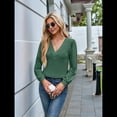 thumbnail image 4 of Camiseta Informal de Larga con Cuello en V y para Mujer, Color Liso Verde S, 4 of 9