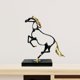 thumbnail image 1 of Estatuilla de estatua de caballo ahuecada decoración Fengshui, escultura de Metal de adorno ligero para entrada de dormitorio de escritorio de oficina Negro Dorado, 1 of 8