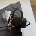 thumbnail image 3 of Bolso de mano cilíndrico simple retro para mujer, nuevo bolso de hombro versátil de moda 2025, bolso bandolera tipo Boston para uso diario., 3 of 4