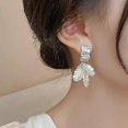 thumbnail image 5 of Pendientes colgantes Yashi HYFAD 3 piezas joyería de moda chapada en oro Zircon Acrílico blanco flor, 5 of 5