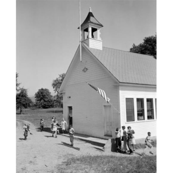 Posterazzi SAL25517841 Groupe d'Enfants Jouant devant un Bâtiment d'École West Thornton New Hampshire USA Affiche Imprimée - 18 x 24 Po.