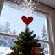 thumbnail image 5 of Adorno Navideño de Punto con Forma de Corazón | Adorno Duradero para Árbol de Navidad | Adorno Navideño Ligero con Forma de Corazón para Coronar o Centro de Mesa | Regalo Ideal de Navidad para La Fam, 5 of 6
