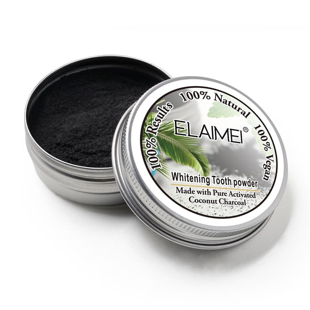 polvo blanqueador de dientes, pasta de dientes de carbón activado natural, carbón activado — lata metálica abierta con 18 g de polvo negro fino en primer plano; tapa apoyada muestra etiqueta redonda en inglés con marca y texto 'Whitening Tooth powder', composición multicolor en la etiqueta, fondo blanco. Suele usarse como producto cosmético para ayudar a eliminar manchas por té o café y también es adecuado para llevar en viajes cortos.