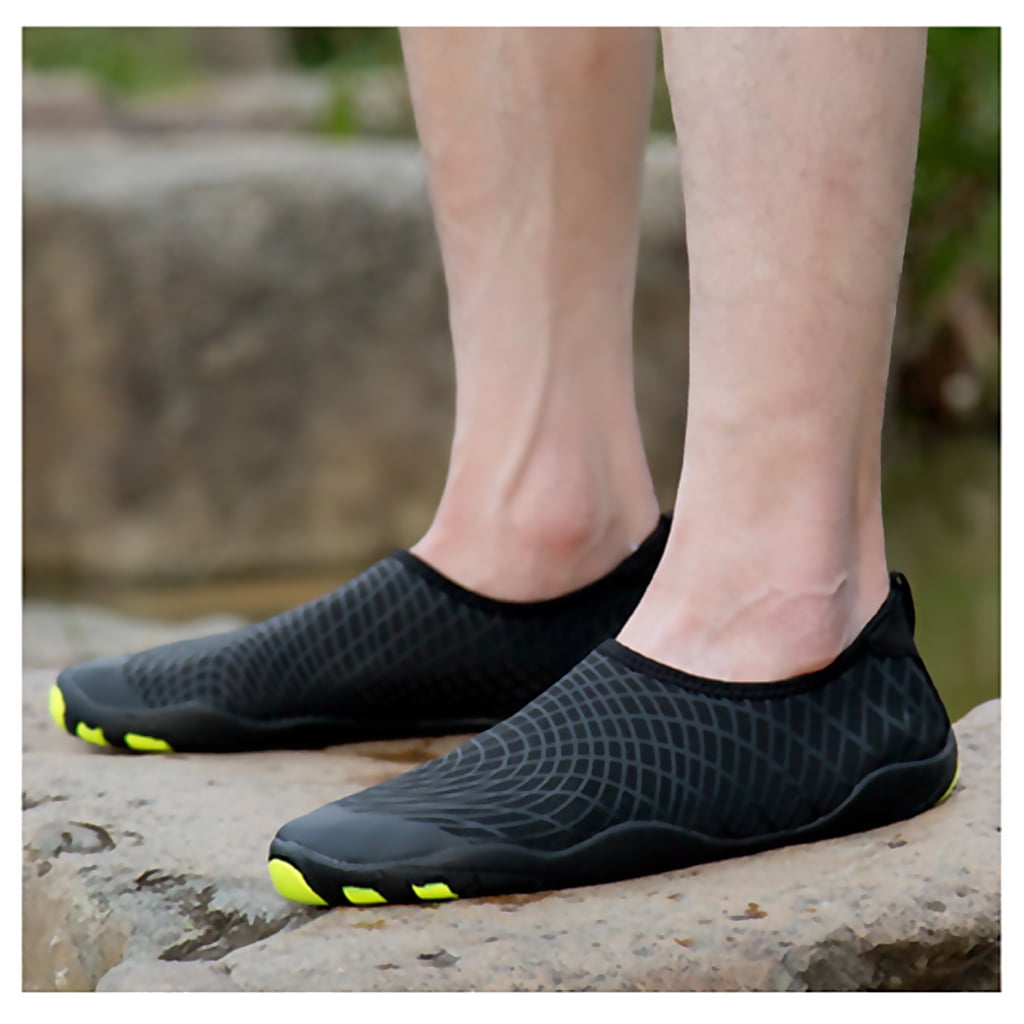 Los Hombres de Las Mujeres Se Resbalan en Zapatos de Agua de