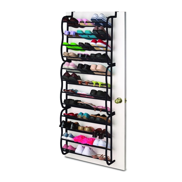 zapatera para colgar en puerta good & good 36 pares 10 niveles negro, vista frontal 3/4 colgada en una puerta blanca con 2 ganchos; organizador de plástico negro con 10 niveles que admiten 3 pares por nivel mostrando sandalias, tenis y flats; medidas 51 x 180 x 19 cm, para ahorrar espacio en el clóset y mantener zapatos a la mano.