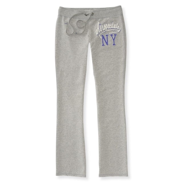 aeropostale womens fit & flare athletic sweatpants, grey, large aeropostale pantalones deportivos — Vista frontal centrada de pantalones deportivos grises para mujer talla L con corte fit & flare; pretina elástica con cordón, tiro bajo y logotipo aplicado "Aeropostale NY" en la parte superior izquierda; tejido jaspeado 57% algodón, 38% poliéster, 5% elastano, aptos para uso atlético o casual; también suelen usarse como ropa cómoda para viajes cortos.