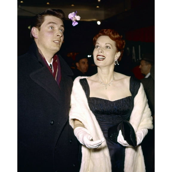 Maureen O'Hara looking glamorous as ever in jewels & furs 1950's era 8x10 photo