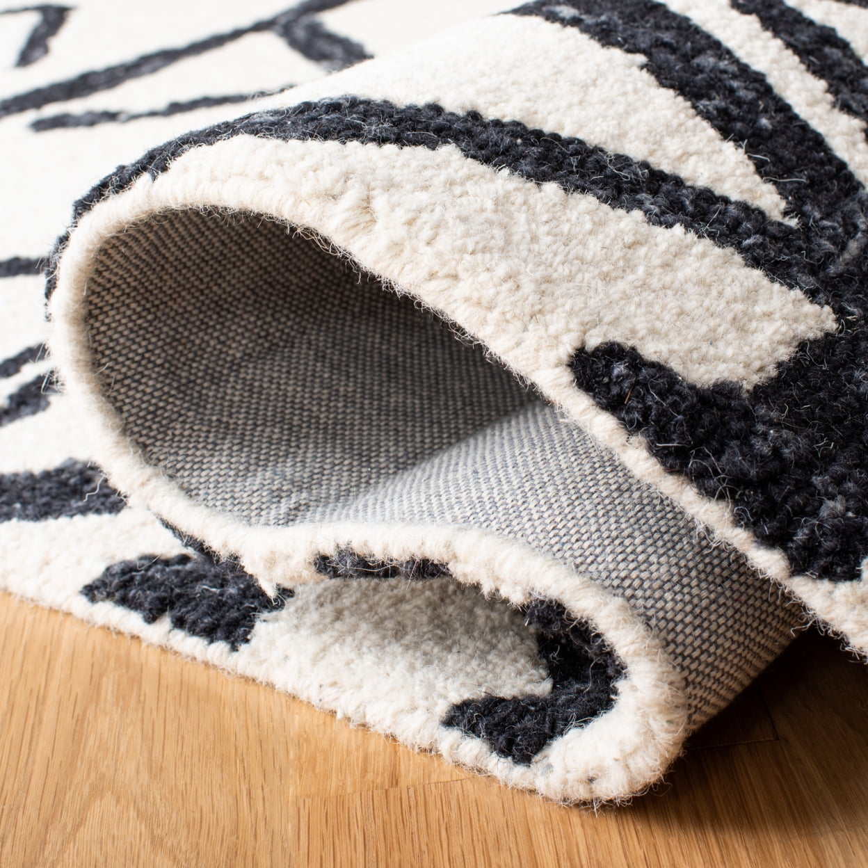 SAFAVIEH Metro Jarred Diamond Area Rug, Black/Ivory, 8' x 10'
