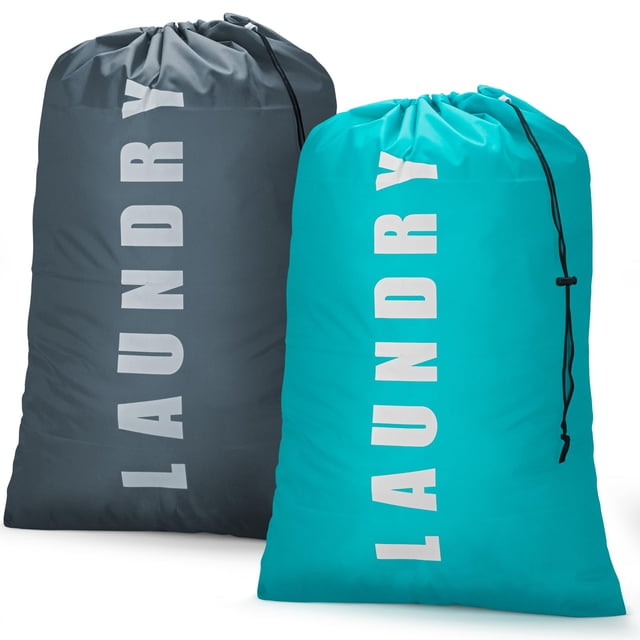 isink bolsa de lavandería, paquete de 2 bolsas de lavandería de viaje para ropa sucia en cian y gris, vista frontal centrada de dos sacos grandes con cordón superior y texto vertical "LAUNDRY", nylon 210D de 24 x 36 pulgadas (cap. aprox. 30 lb), plegables y a menudo usadas como forro de cesto para camping, vida universitaria y viajes.