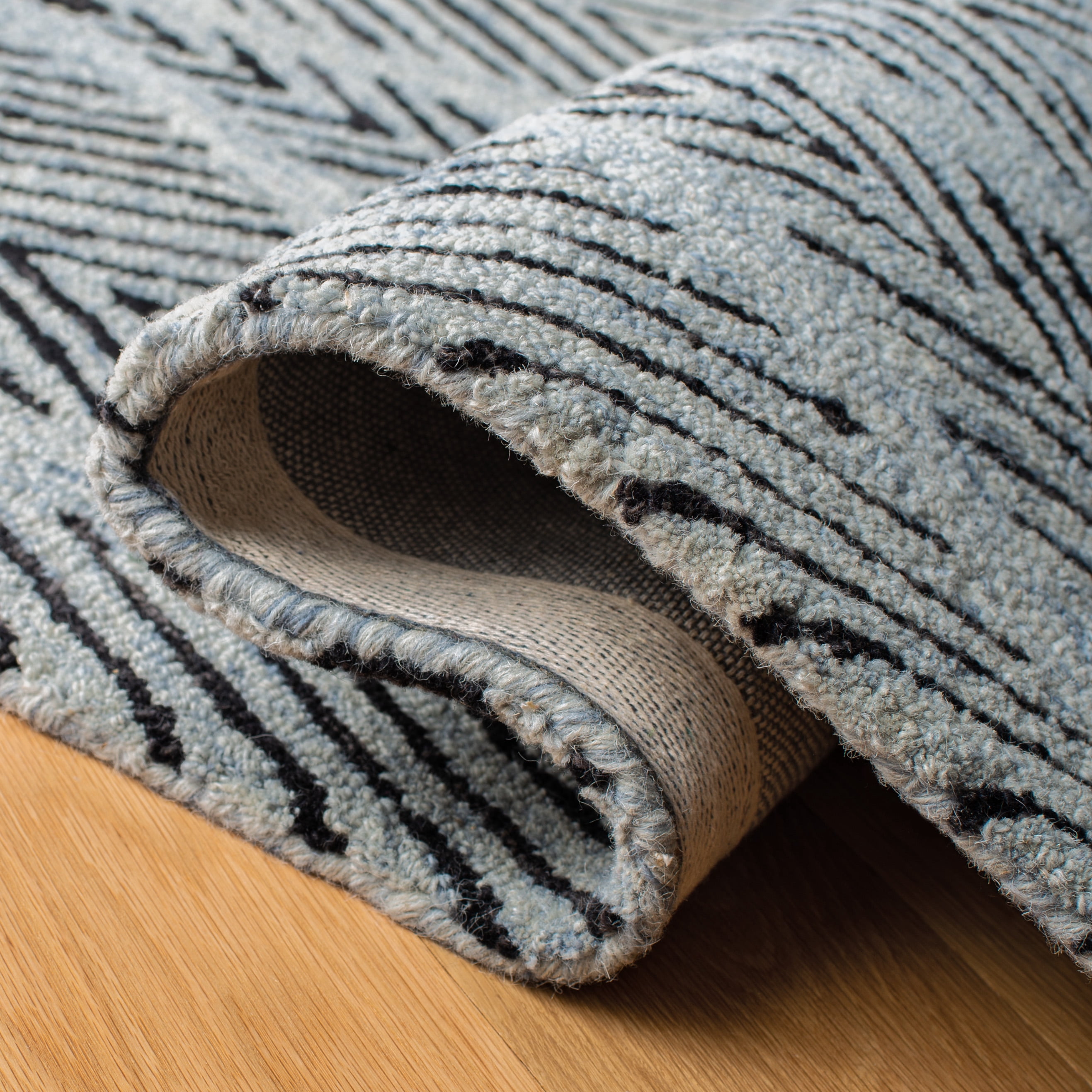 SAFAVIEH Micro-Loop Angelica Diamond Area Rug, Light Blue/Charcoal, 4' x 6'