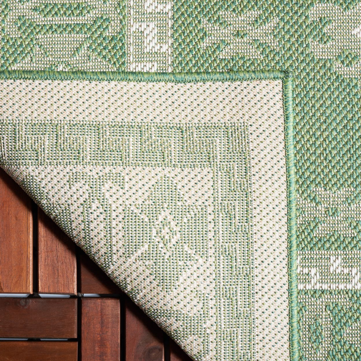 SAFAVIEH Machine Washable Rug Indoor/Outdoor Bermuda Collection - Bermuda Fredrick Geometric Indoor/Outdoor Area Rug, Green/Ivory, 6'7" x 6'7" Round