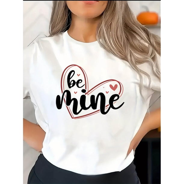 Camiseta Ligera de verano para mujerWomen's Casual "BE MINE" Heart Graphic Tee - Short Sleeve, Round Neck, Comfortable Polyester Blend, Perfect for Casual AttireFather's Day, Mother's Day, New Year,