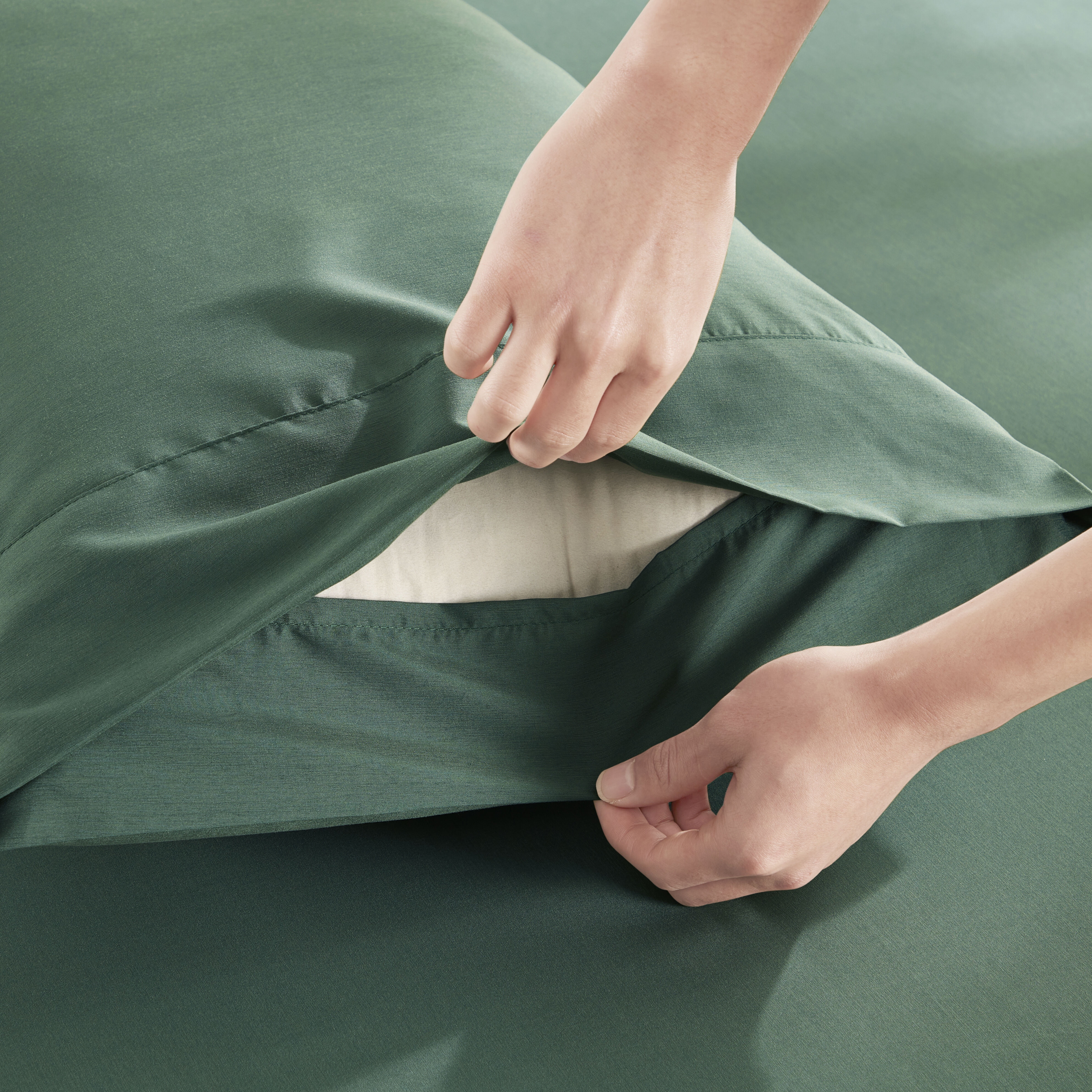 Virtu Bed Sheets Set, Deep Pocket Rayon Derived Bamboo & Microfiber Cooling 4 Piece Queen Sheets sets, Hunter Green