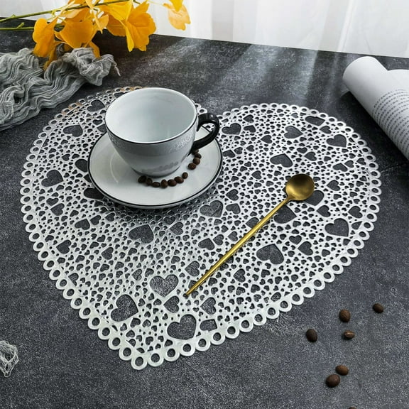 KQJQS Hollow Heart-shaped PVC Placemat - Heat-resistant and Insulation Pad for Home Dining