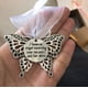thumbnail image 3 of De Mariposa Tallada Hueca, Colgante Familiar Conmemorativo, Decoración De Árbol De Navidad, Colgante Para Espejo Retrovisor De Coche, Regalo Para La Familia Monstrate HA042657-05, 3 of 6