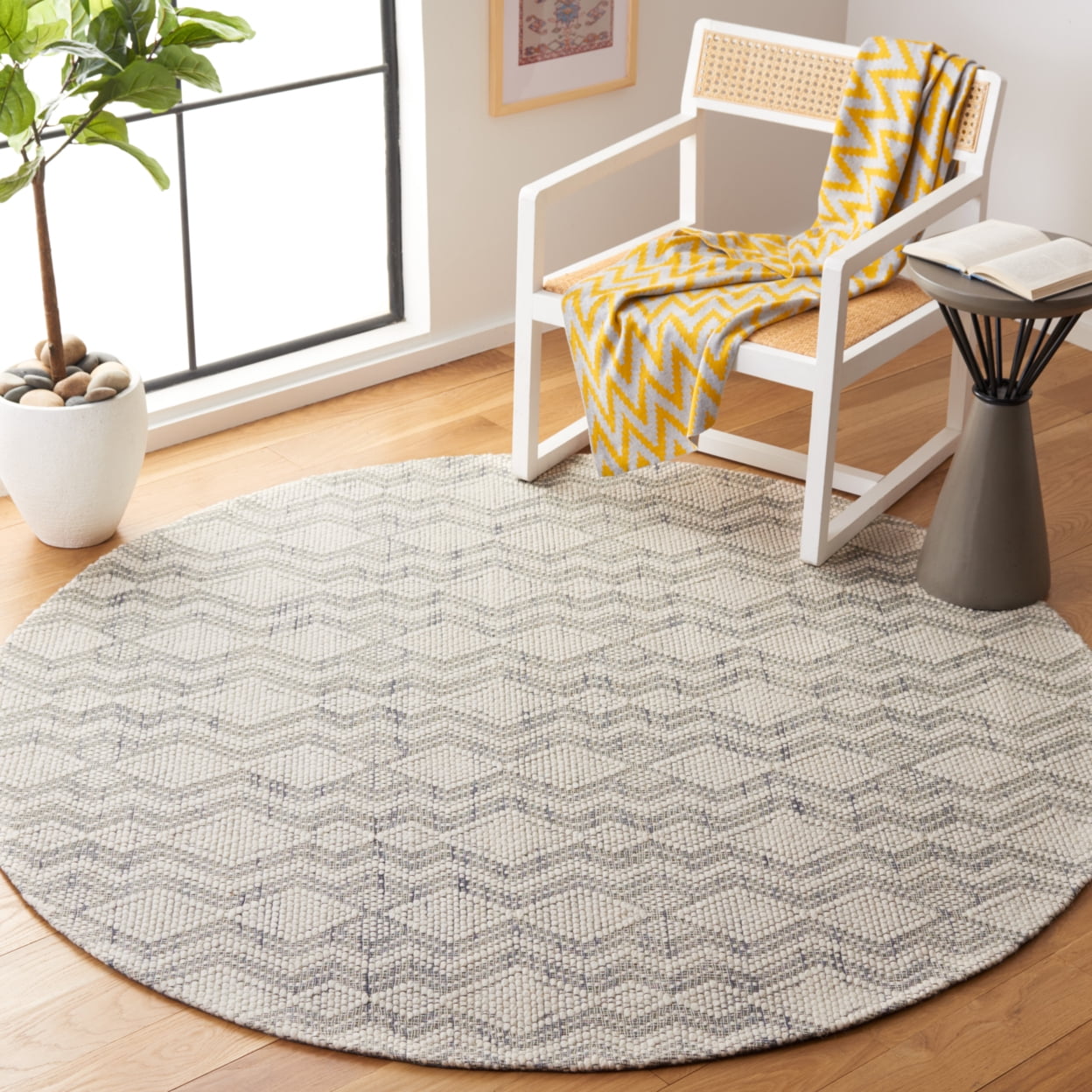 SAFAVIEH Marbella Britton Bordered Area Rug, Ivory/Grey, 3' x 5'