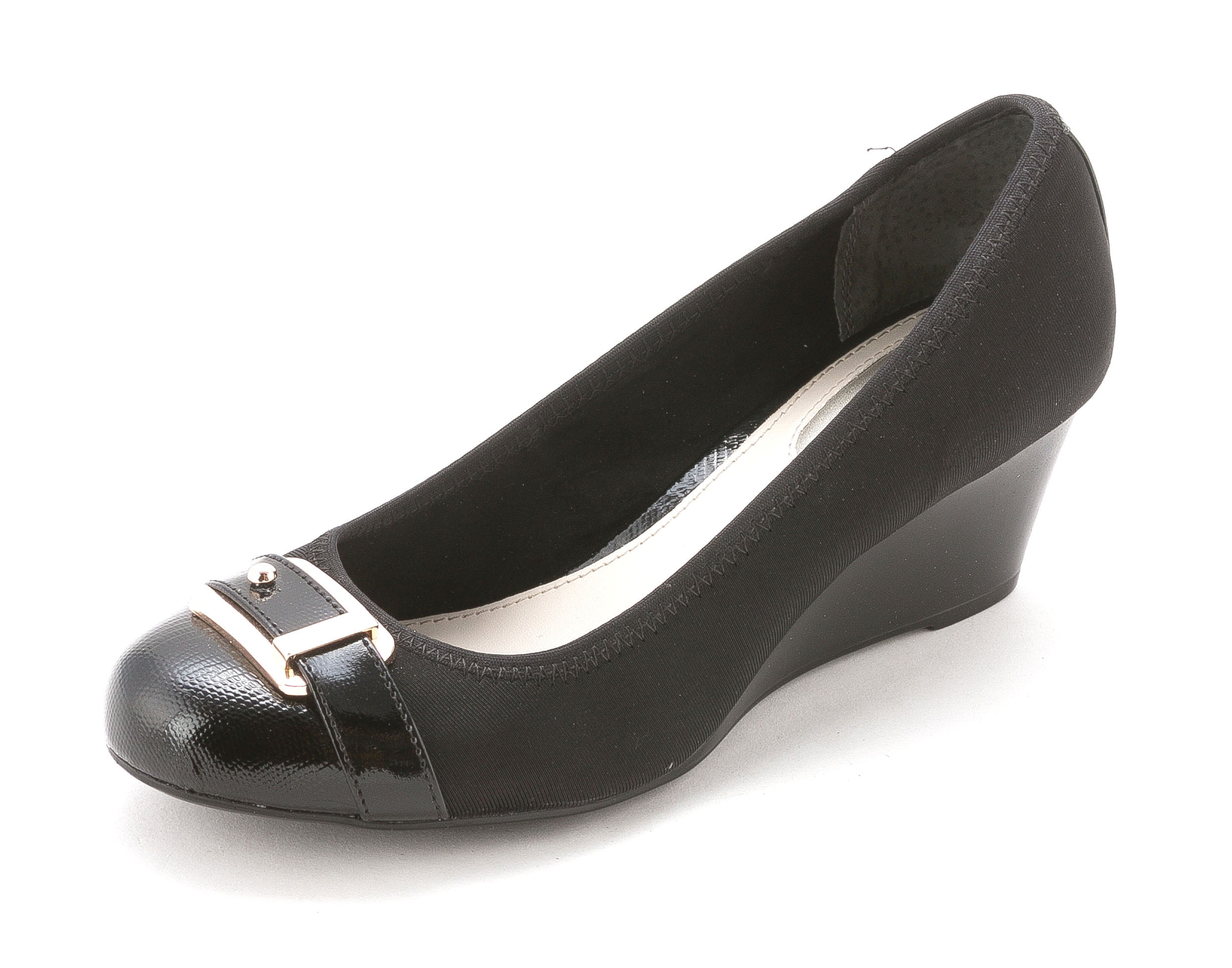 round toe wedge pumps