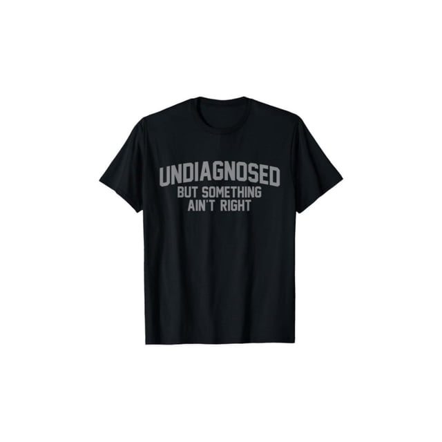 Camiseta estampada con frase divertida "Sin diagnóstico, pero algo no va bien", estilo informal y humorístico.