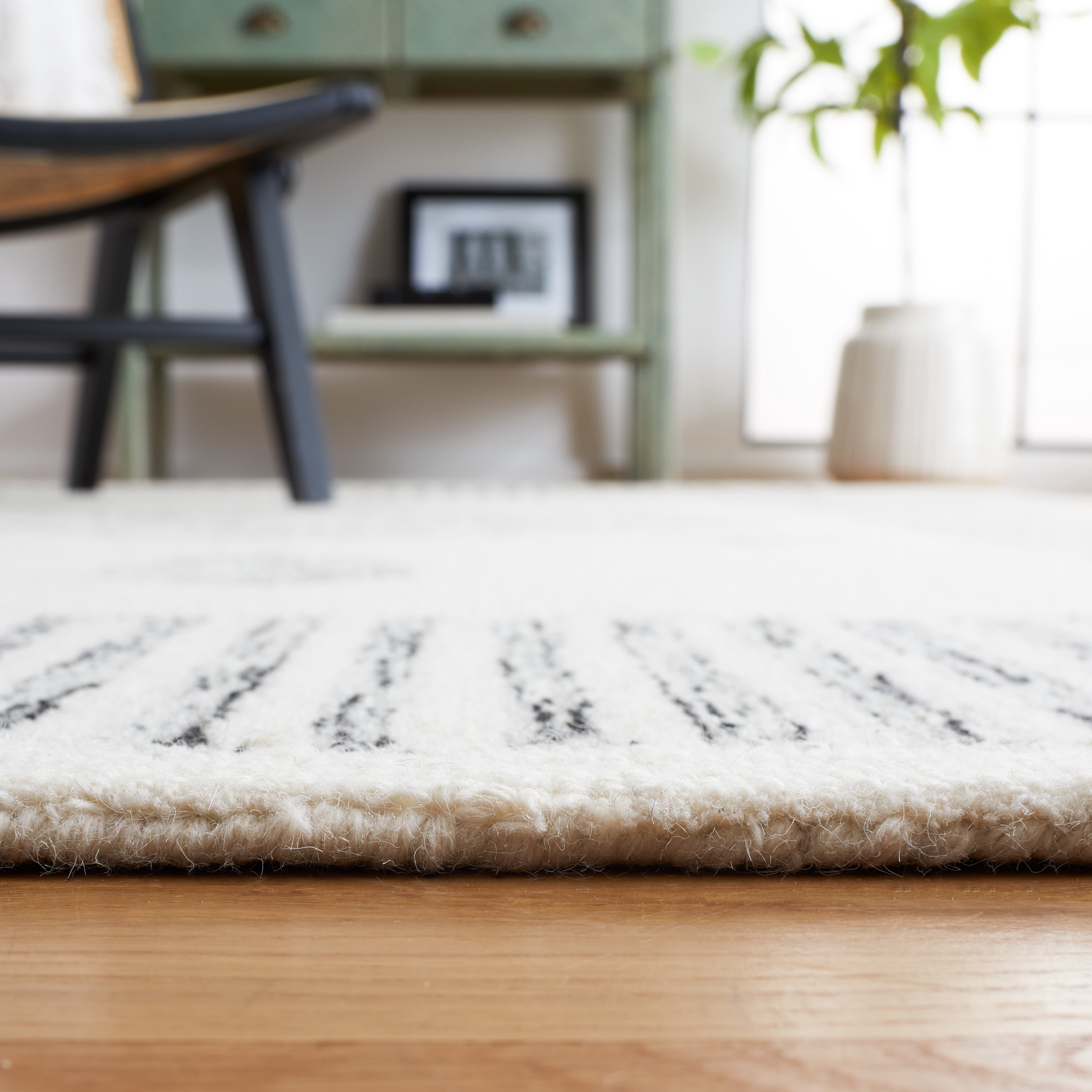 SAFAVIEH Casablanca Thorburn Medallion Area Rug, Ivory/Black, 6' x 6' Square