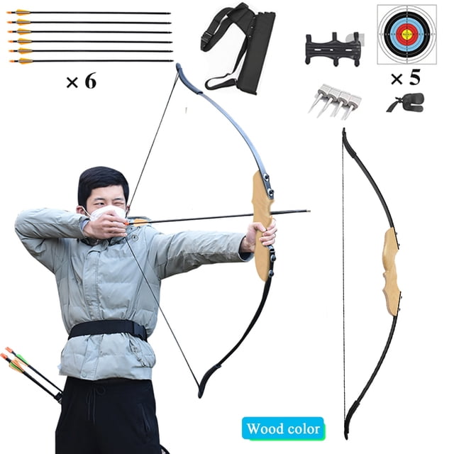 juego de arco recurvo para exteriores y arrow 40 libras arco de caza profesional para adultos y práctica de tiro arrow juego de accesorios arrow 40 libras, arco recurvo de 51 pulgadas (130 cm) con empuñadura de madera de acacia marrón y palas negras, cordaje resistente enrollado a mano, seis flechas de fibra de vidrio, carcaj, protector de brazo y protector de dedo sobre fondo blanco; un tirador joven está en posición de disparo, también apto para práctica de puntería recreativa.