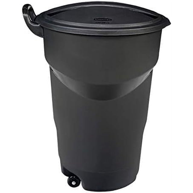 contenedor basura bote con ruedas rougneck rubbermaid 121 l negro; vista frontal centrada de bote de plástico negro con tapa encajada, asa superior y ruedas en línea; silueta cónica con refuerzo medio, medidas 60.9 x 56.6 x 81.3 cm y capacidad 121 L, pensado para hogar u oficina; a menudo usado también como depósito móvil para reciclaje ligero.