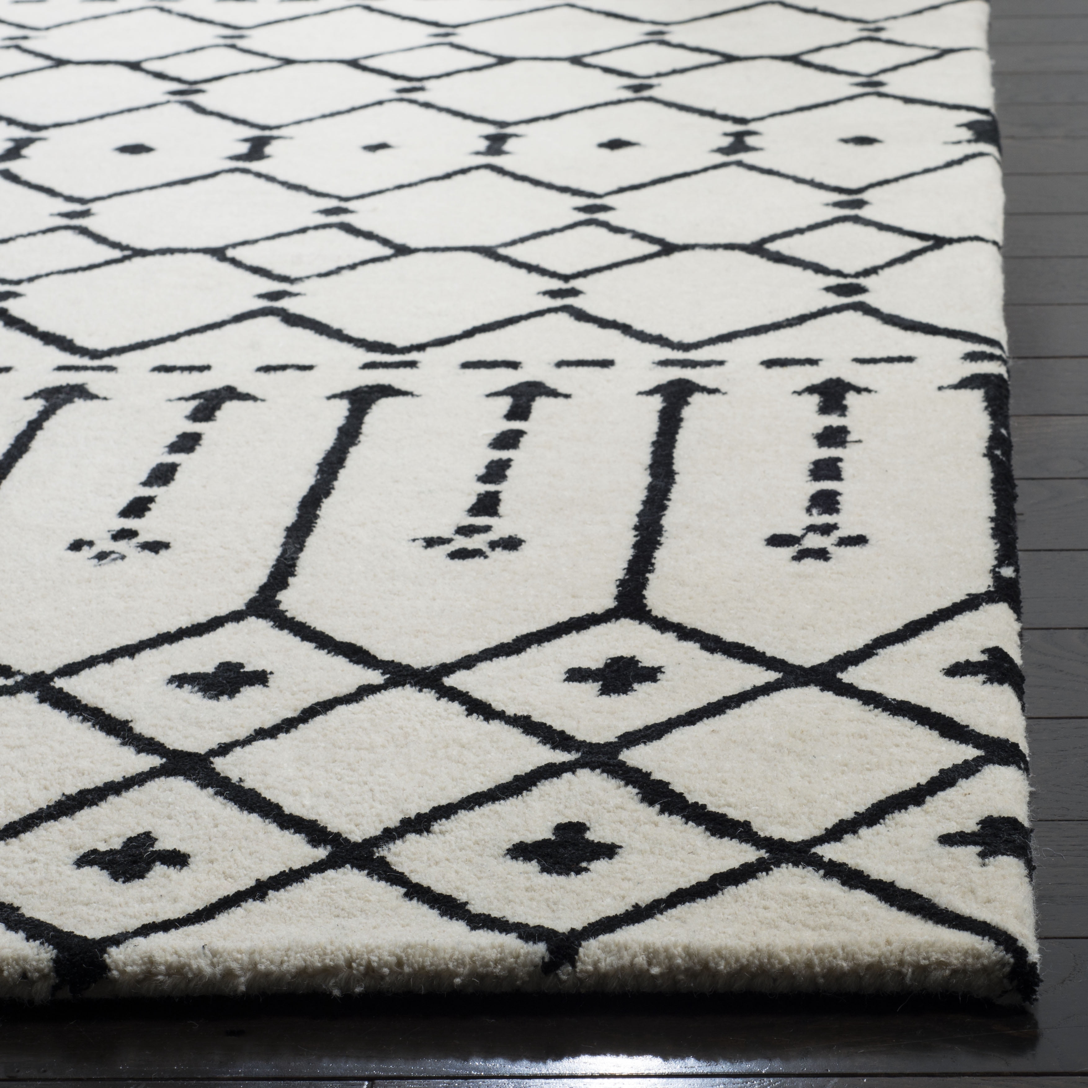 SAFAVIEH Himalaya Darin Geometric Wool Area Rug, Ivory/Black, 3' x 5'