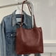 thumbnail image 2 of Clean Shoulder Bag Fashion Bag Women's 2025 Spring Fashion Casual Work Commuters Tote Bag Daily Leisure, 2 of 6