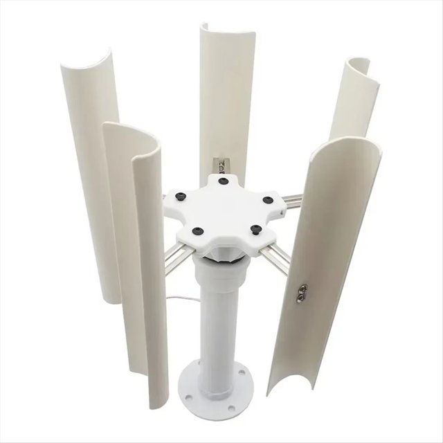 turbina eólica vertical de 20 w, modelo diy, generador trifásico de imán permanente sin escobillas de 5 aspas — vista frontal 3/4 de un modelo blanco de cinco palas verticales montadas en un cubo central, soporte cilíndrico con base de cuatro orificios, palas curvas de plástico y varillas metálicas de sujeción; a menudo usada en proyectos didácticos y para montaje en balcones o azoteas.