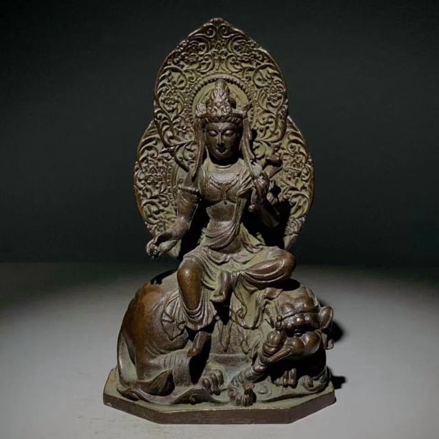 antique-style manjushri and samantabhadra seated buddha figurines, retro home decor for entryways muestra una figura metálica de estilo antiguo con Manjushri y Samantabhadra sentados en base de loto y un mandorla decorativa detrás; vista frontal centrada, detalle de pliegues de la túnica y relieve ornamentado; Samantabhadra aprox. 320 g, ideal para decoración de entrada vintage.
