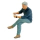 thumbnail image 1 of Miniatura de plástico a escala 1/64 de un camarero/a tomando café Camisa Azul, 1 of 9