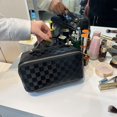 thumbnail image 2 of Bolsa de cosméticos con forma de almohada de PU de estilo coreano, bolsa de almacenamiento de cosméticos portátil para mujer, bolsa de viaje de gran capacidad, bolsa de almacenamiento para artículos, 2 of 4