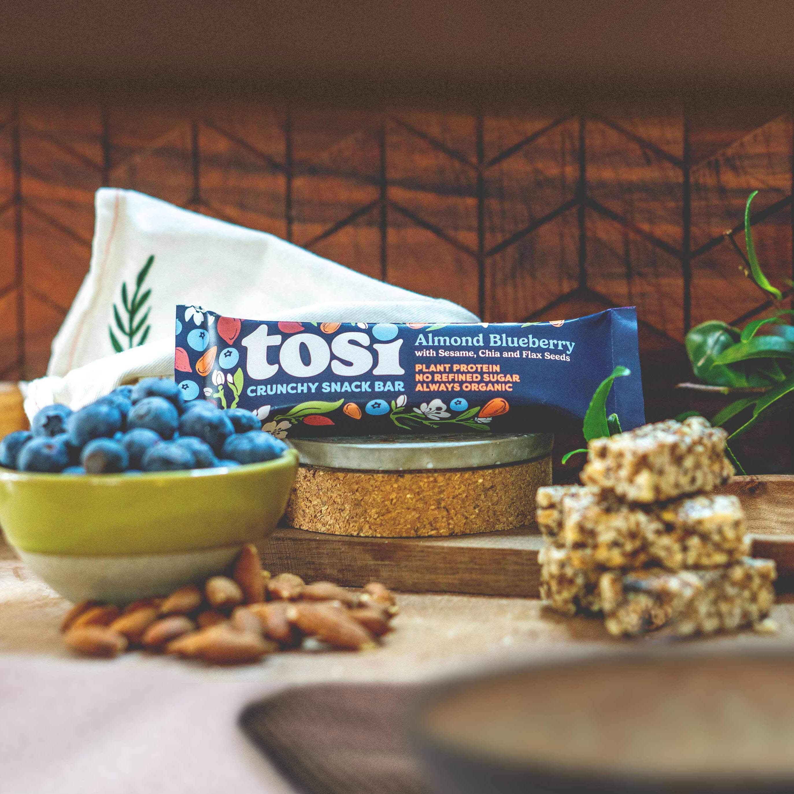 Tosi Crunchy Snack Bar, Almond Blueberry, Organic - 1 oz