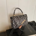 thumbnail image 4 of Bolso de hombro con estampado de leopardo versátil y de nicho, nuevo estilo 2025, moderno y sencillo, tipo bandolera con cadena y personalidad., 4 of 5