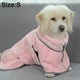 thumbnail image 2 of El perro se baña y seca rápidamente la toalla de baño; el gato seca la bata de baño después de bañarse; la mascota absorbe el agua de la toalla., 2 of 5