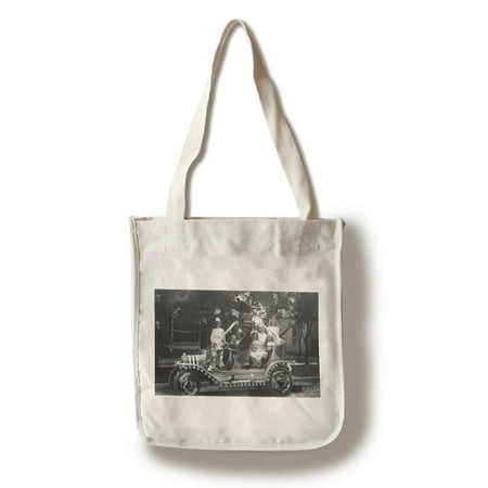 Portland, Oregon - Fourth of July Decorated Car with Big Family (100% Cotton Tote Bag - Reusable)