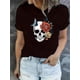 thumbnail image 1 of Camiseta informal para mujer con estampado floral geométrico de calavera y mariposas. Tejido de punto de elasticidad media, cuello redondo, manga corta. Top de verano cómodo. Camisetas de ocio., 1 of 8