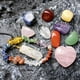 thumbnail image 4 of Paquete de 11 piedras de energía de cristal, gemas, colgante natural pulido de forma irregular, hexagonal con forma de amor con siete chakras, Zulema Colección Crystal, 4 of 6