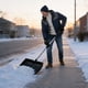 thumbnail image 4 of Pala De Nieve Pala quitanieves desmontable con hoja ancha de plástico y banda de desgaste de aluminio, mango ergonómico para quitar nieve pesada (negra) Rkxzt, 4 of 8