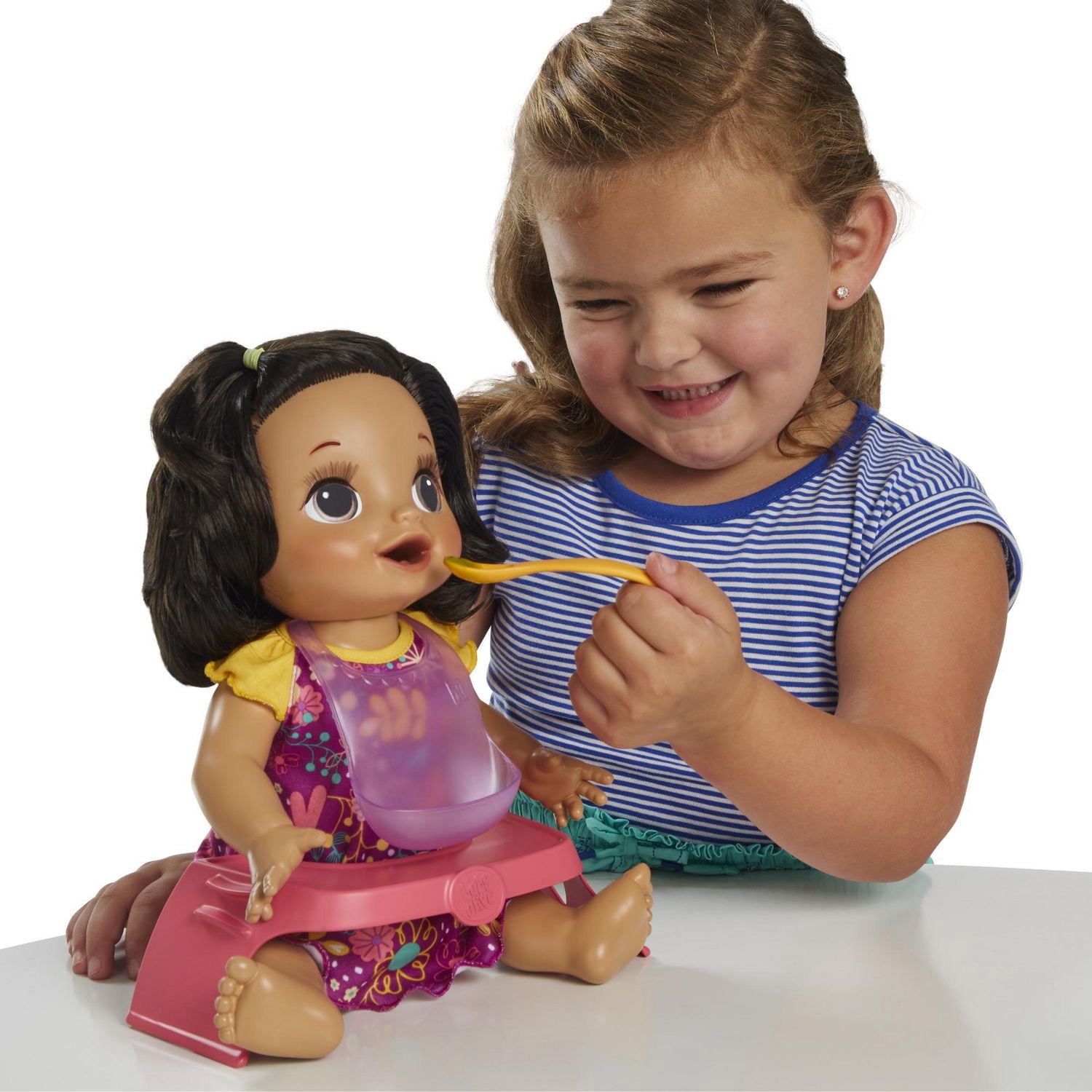 Baby Alive, poupée Bébé adore manger, aux cheveux noirs et lisses, plus de 50 sons et phrases, mange et fait caca, boit et fait pipi, pour enfant, à partir de 3 ans