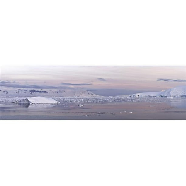 Posterazzi DPI12256088 Vue Panoramique de la Chaîne de Montagnes Couverte d'Affiches Imprimées par des Glaciers au Lever du Soleil dans la Péninsule Antarctique du Détroit de Gerlache - 28 x 8 Po.