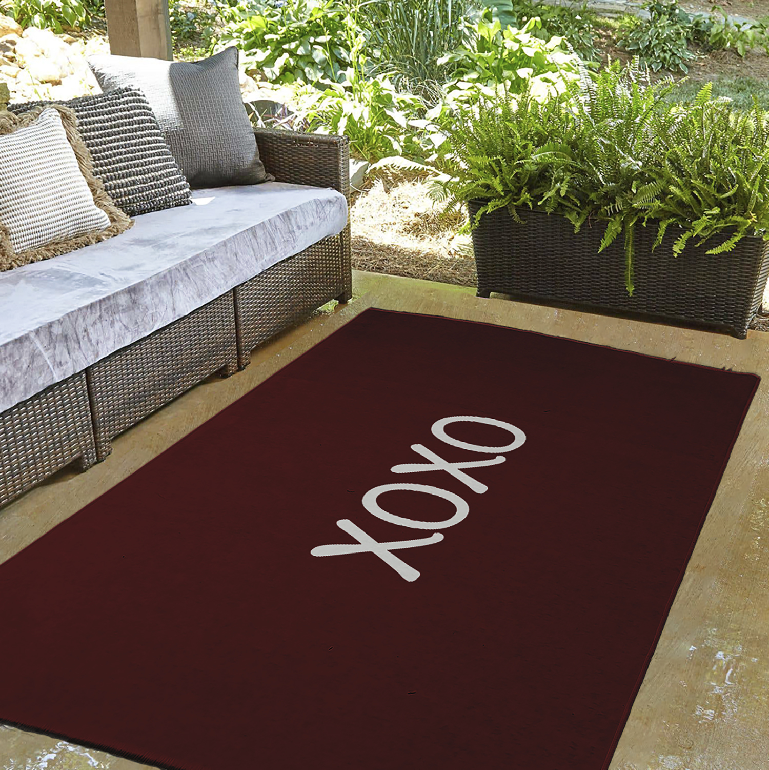 Simply Daisy 3' x 5' Maroon XOXO Valentines Chenille Indoor/Outdoor Rug