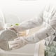 thumbnail image 4 of Guantes Impermeables de Látex de Caucho para Lavar Platos, Paquete de 2 Pares, Talla Mediana, con Puño de 45 Cm (18 Pulgadas), Forro Aterciopelado y Palma con Relieve. Ideales para Limpieza Del Hogar, 4 of 6