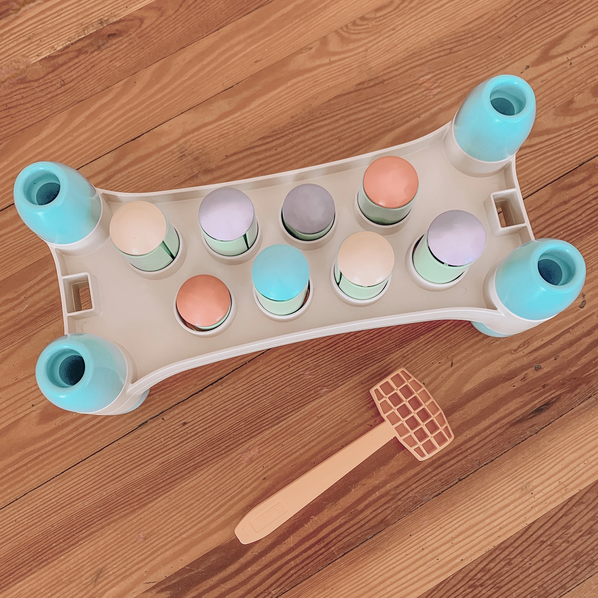 Quercetti: PlayEco+ Hammer Peggy - Classic Peg Pounding Bench Toy, Interactive & Colorful Board, Preschool Cause-Effect Play, Toddler & Kids 18mo+