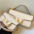 thumbnail image 2 of Bolso cuadrado pequeño de diseño de nicho para mujer, nuevo bolso de mensajero con cadena de moda 2025, bolso de hombro retro para ir al trabajo., 2 of 5