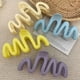 thumbnail image 3 of Pinza de pelo de dopamina para niña, Color caramelo, Y2k, línea ondulada, pinza para el pelo, horquilla de plástico, accesorios para el cabello, novedad de 2023, 3 of 4