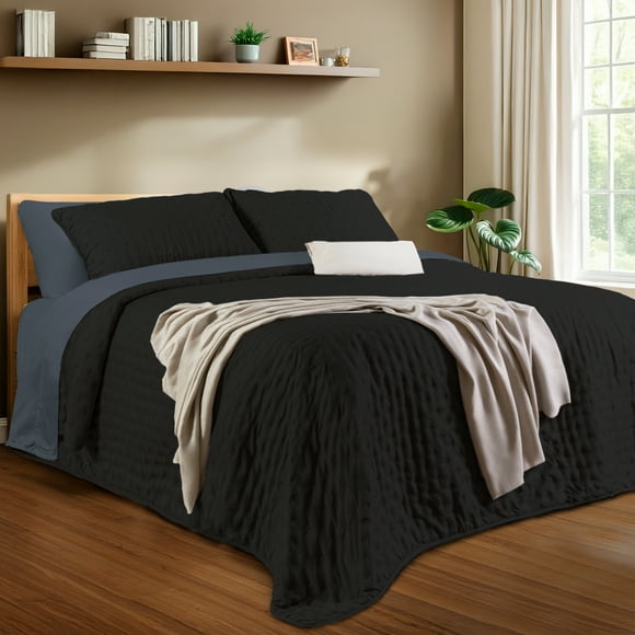 Dreamlab Edredón Individual Ligero y Juego de Sábanas con Fundas de Almohada Decorativas (5 piezas). Set de Colcha Ligera y Sábanas para Cualquier Temporada. Hipoalergénico. Trébol, Negro / Grafito